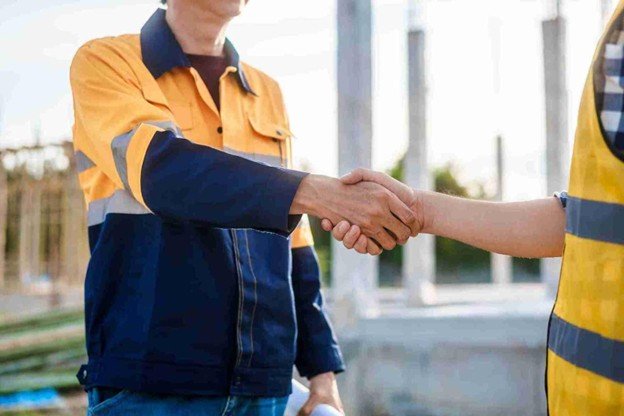 Chesterfield Tree Service representative shaking hands with a satisfied homeowner after completing professional emergency tree service in Chesterfield, MO.